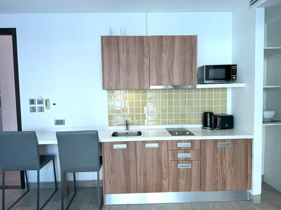 Direct pool access studio at Twin Sands Resort (11497)