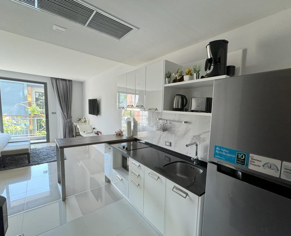 ET205 Convenient Patong studio, Condo with pool (11570)