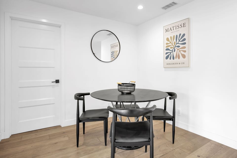 Dining area for 4.
