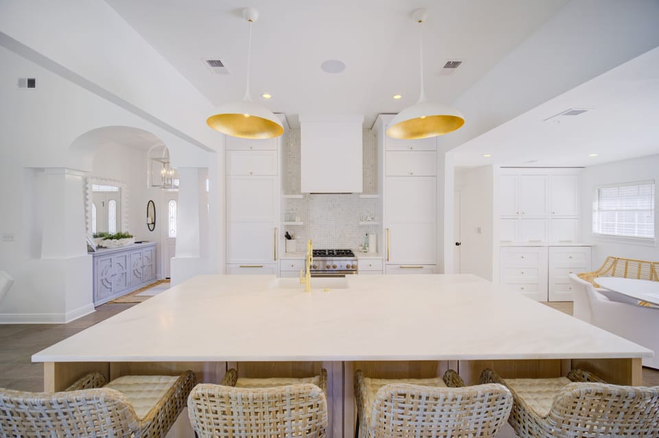 🍴 Dining Area – Table and chairs plus a second sitting area for extra comfort
