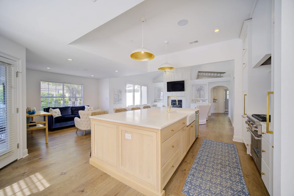 🍽️ Gourmet Kitchen – Fully stocked with stainless steel appliances and everything you need