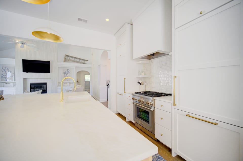 🍽️ Gourmet Kitchen – Fully stocked with stainless steel appliances and everything you need