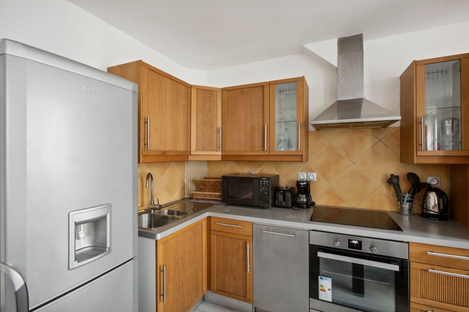 The kitchen is fully equipped to prepare a simple meal