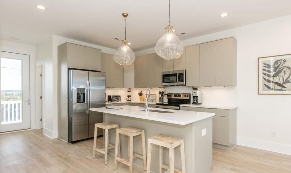 Kitchen with Eat-in Seating