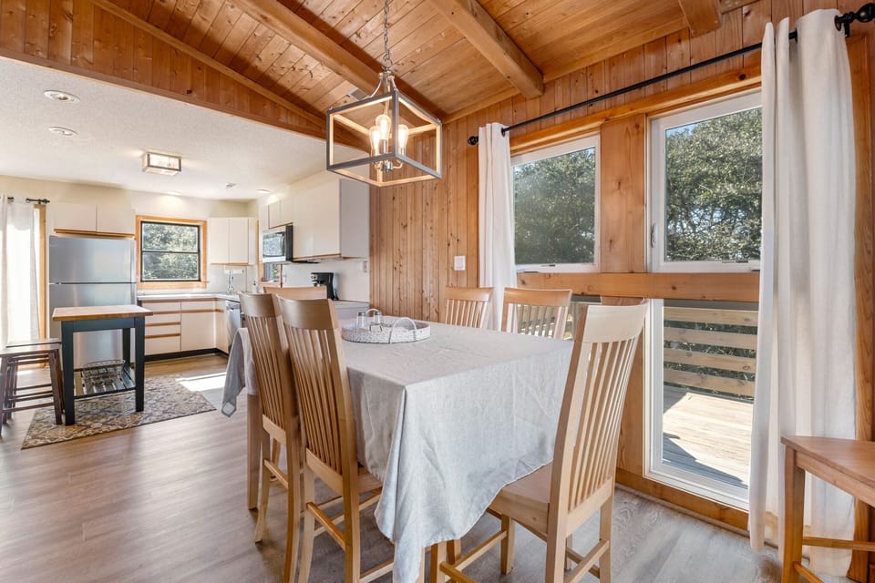 DU914: Four Sons | Top Level Dining Area