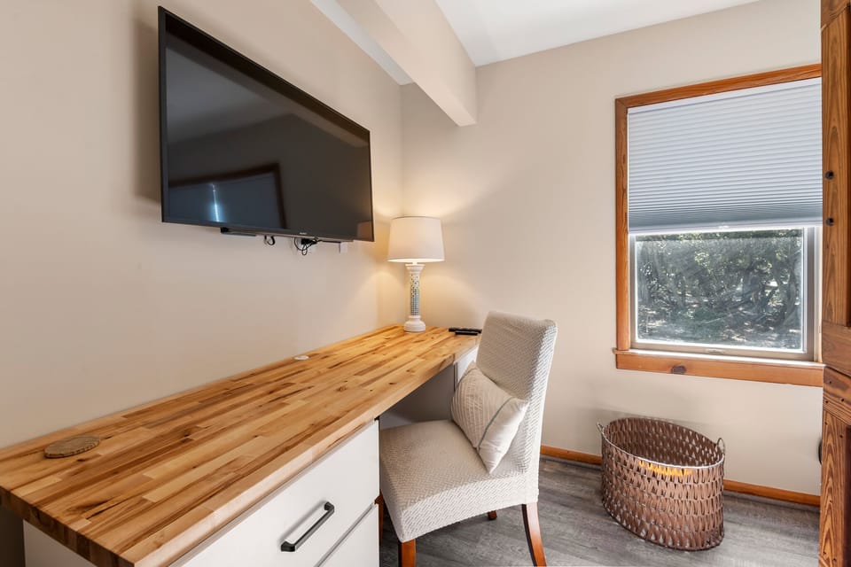 DU914: Four Sons | Mid Level Bedroom 3