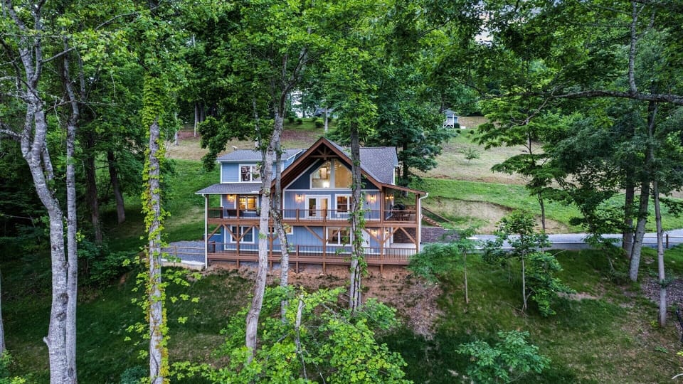 Braeburn on the Mountainside is a brand-new cabin with amazing mountain views!