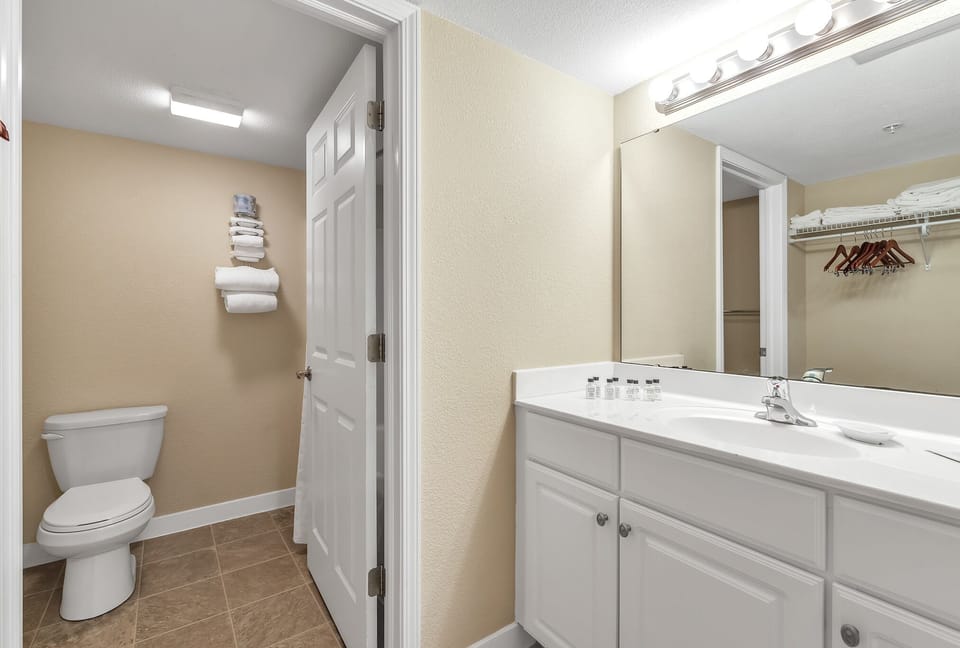 14-441-W-Lakeshore-Dr-WindowStill-Real-Estate-Photography-14