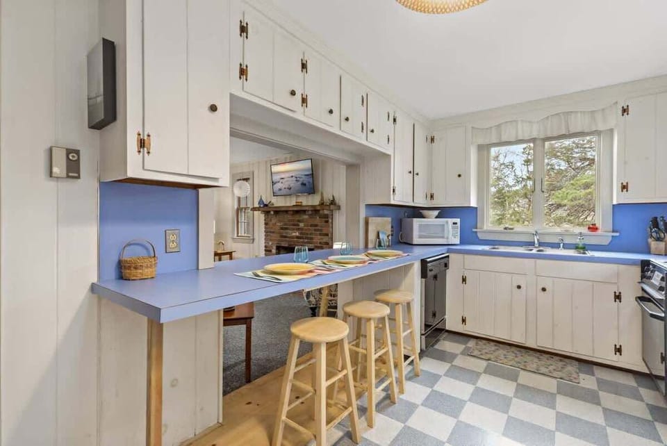 Seating for three at the kitchen counter 