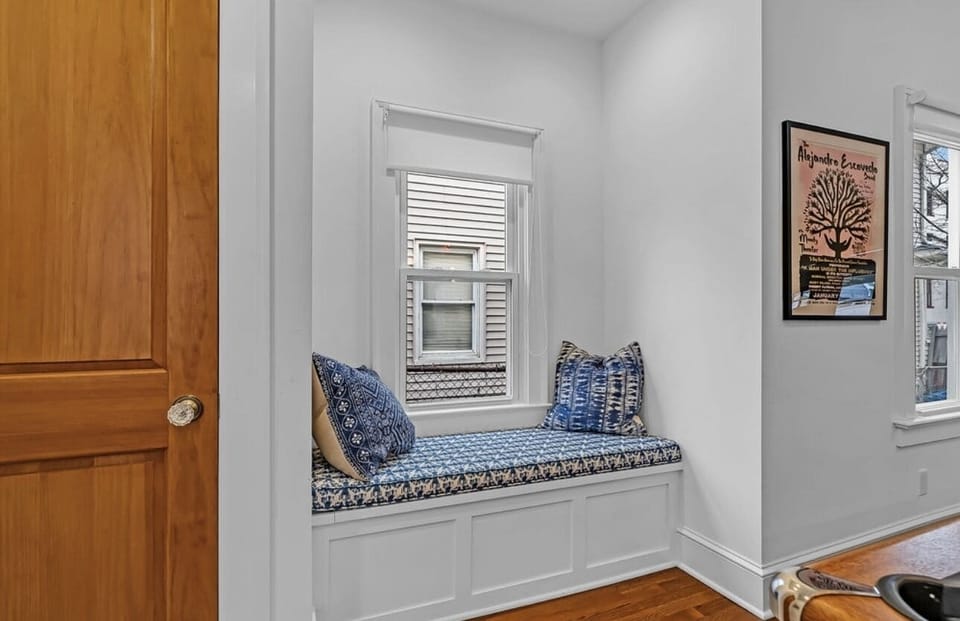 window seat in pool table room
