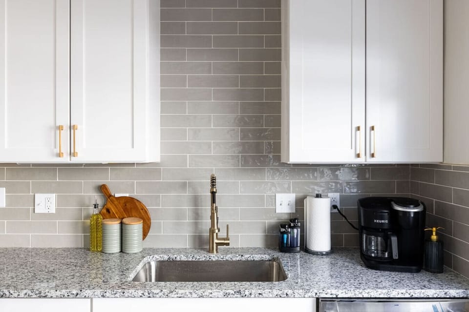 Ensure the cleanliness of your food in this kitchen, equipped with a sink for your convenience
