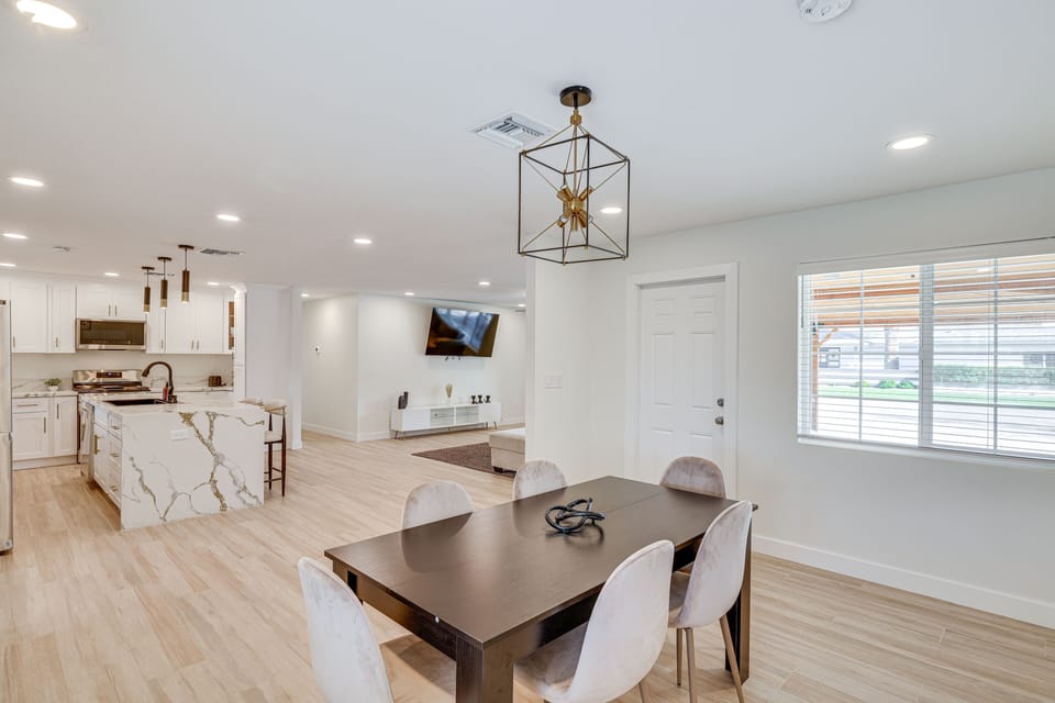 Dining Area | Dishware & Flatware Provided | Central A/C & Heating