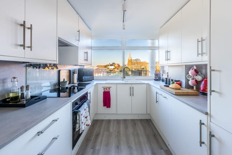 Lower floor: Fully equipped modern kitchen