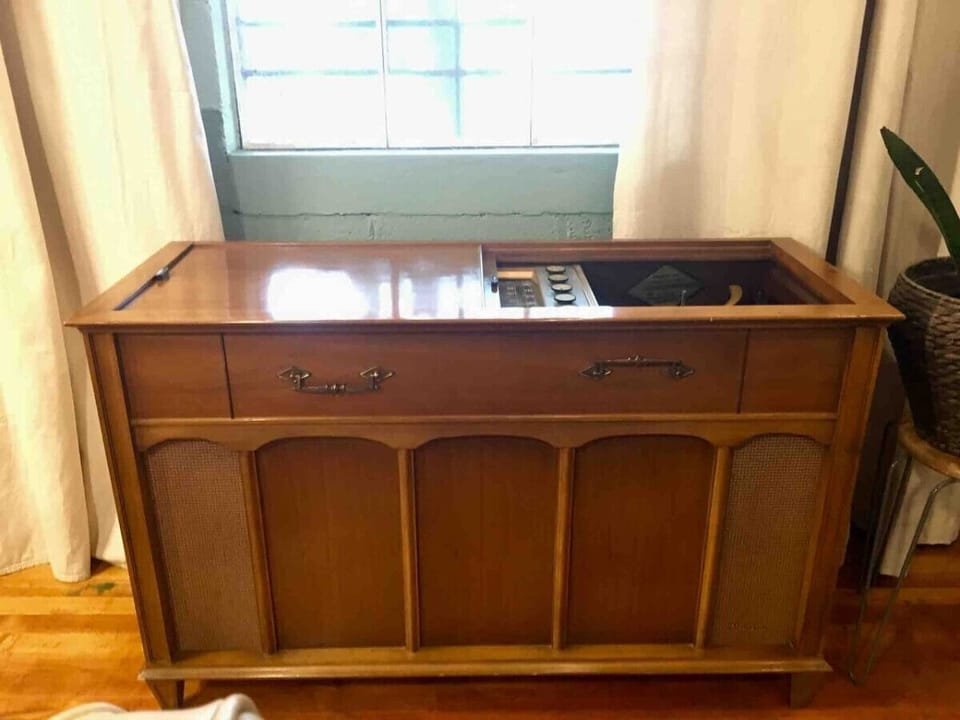 Vintage record player. Please ask for a tutorial on how to use it, as it’s very easy to break!