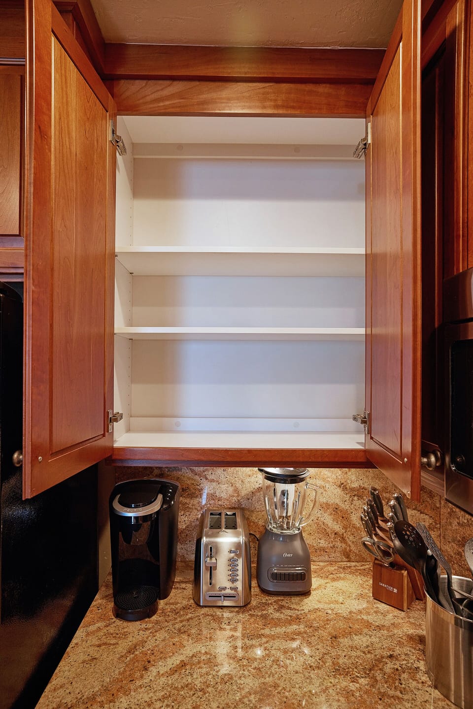 Coffee maker, toaster & blender with extra space for all your (food & kitchen necessities)