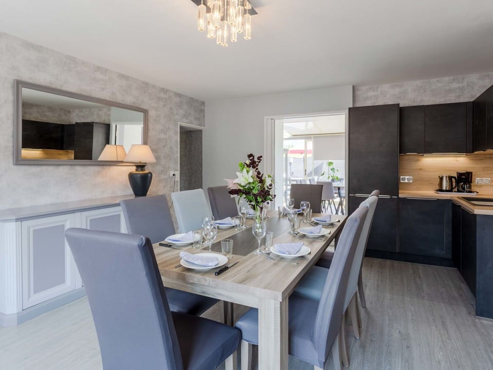 Furniture, Table, Property, Chair, Wood, Building, Interior Design, Living Room, Floor