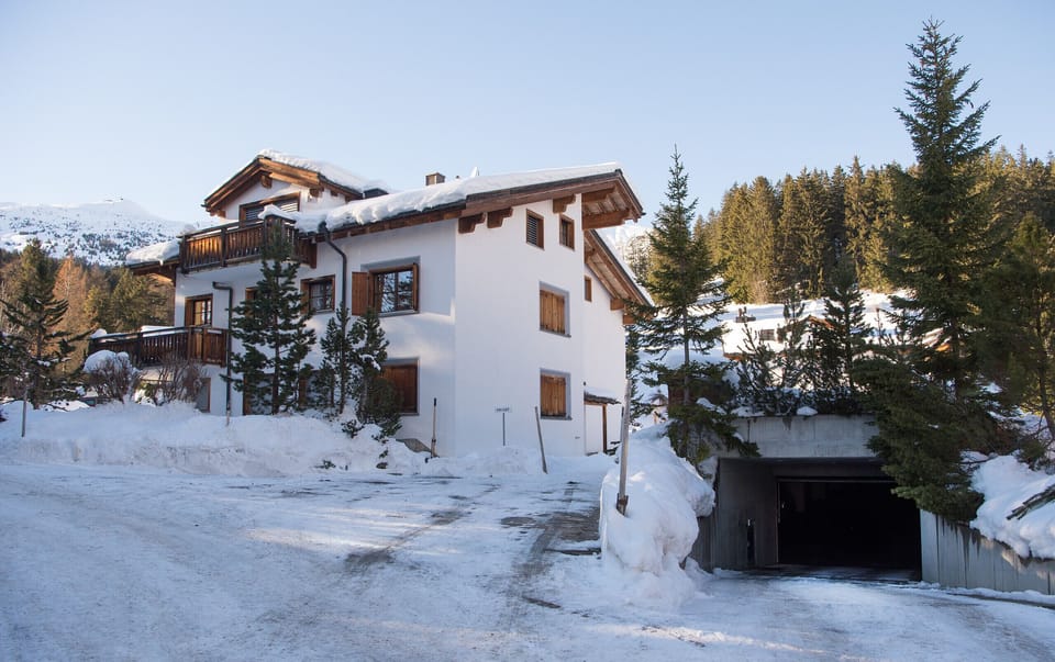 Sot Valos residential building with entrance to the underground car park