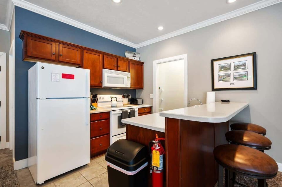 Enjoy an eat-in kitchen, perfectly situated to prepare all of your basic meals and snacks.