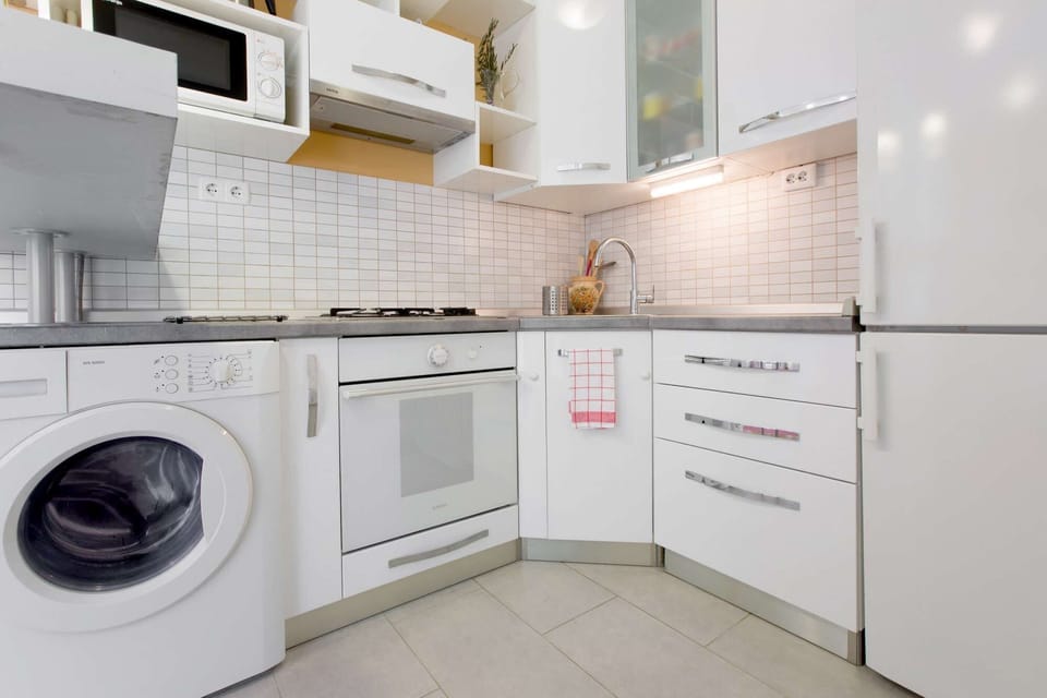 Fully equipped kitchen with washing machine.