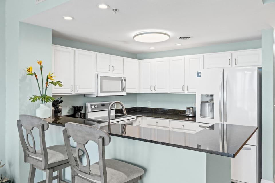 Kitchen with Breakfast Bar