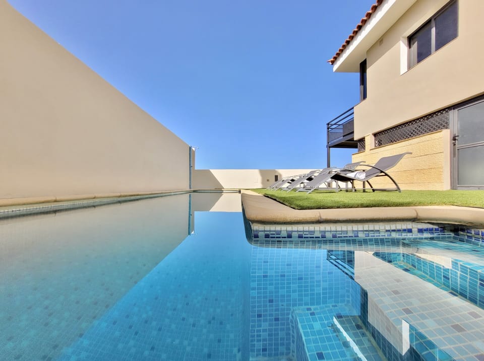 piscina con 6 hamacas