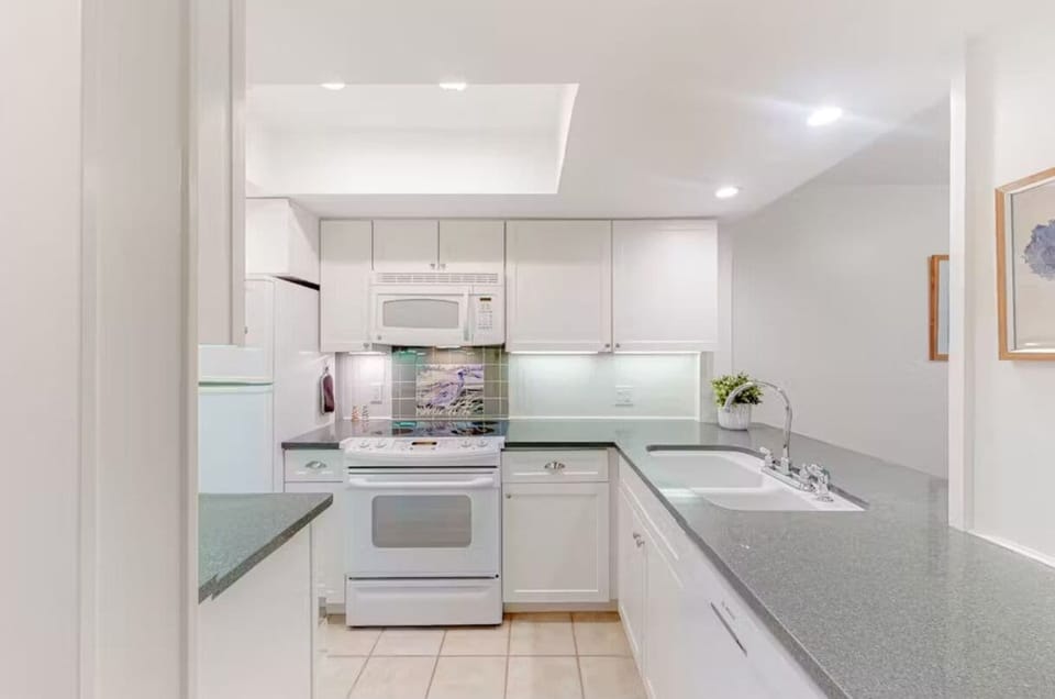 Full kitchen 