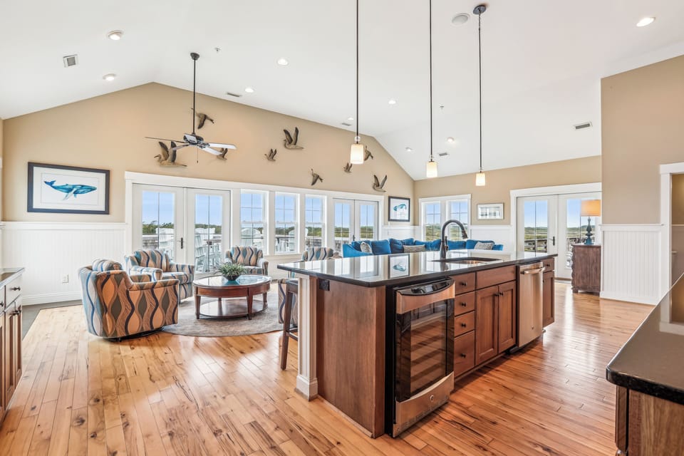 Upper Level,Bar,
