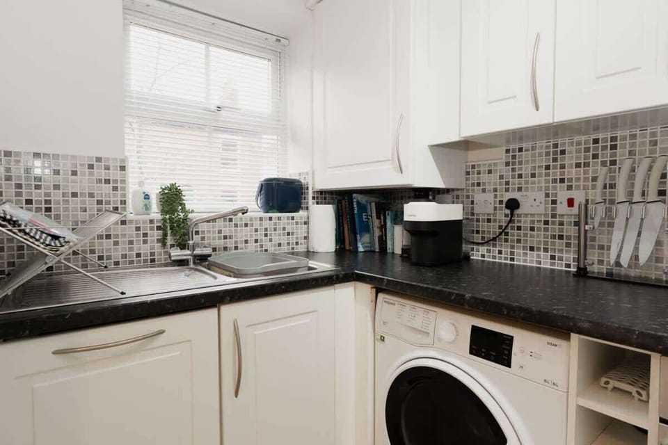 Compact and Functional Kitchen: Optimized Design for Effortless Cooking and Convenience