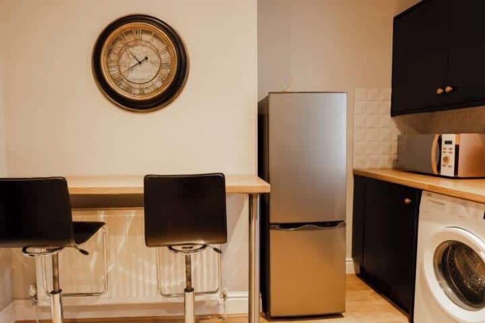 Kitchen: enjoy your morning coffee at the breakfast bar space in the kitchen.