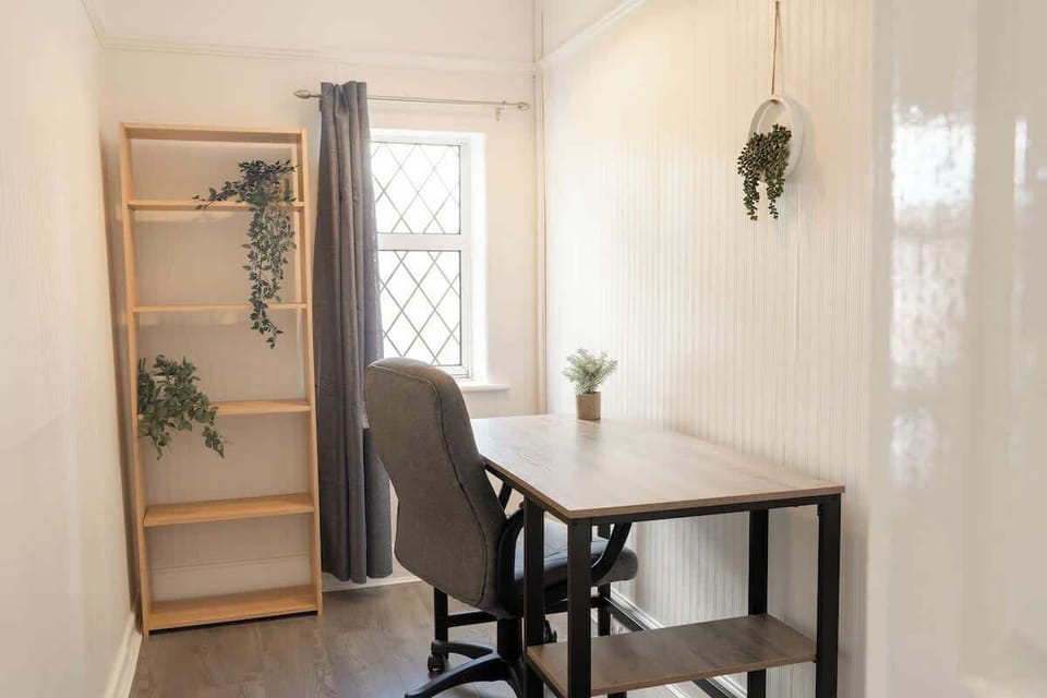 The dedicated work space: perfect for those needing to work from home, this property has the advantage of its very own space in which to do so.