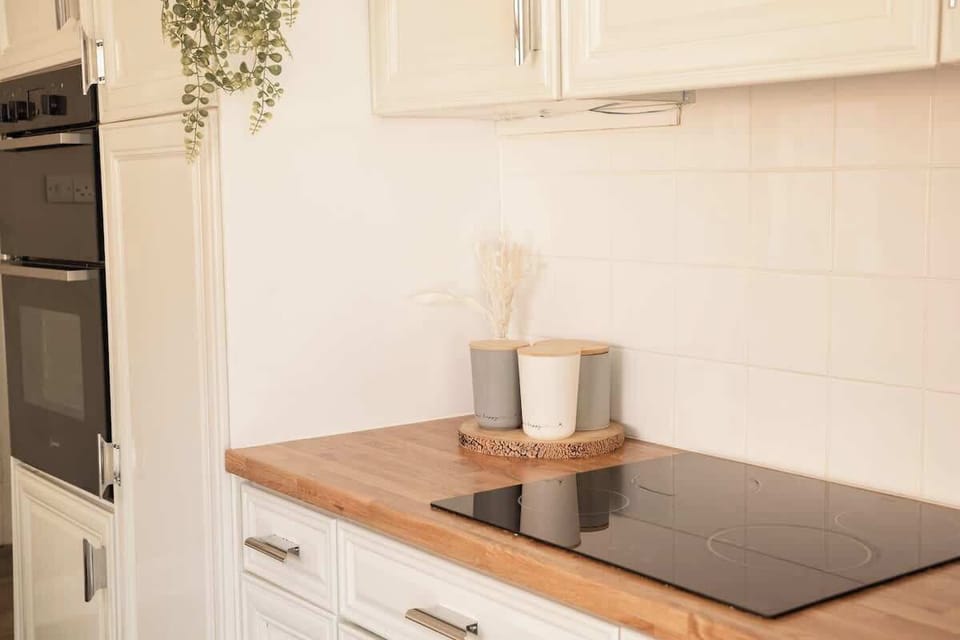 The Kitchen: the kitchen is a great space to cook with all the modern amenities you need, such as the double oven and hob.