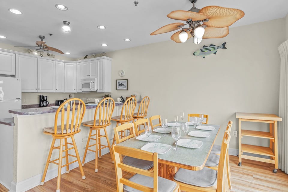 There's plenty of ocean view dining available at the 8-person dining table or 4-person breakfast counter.
