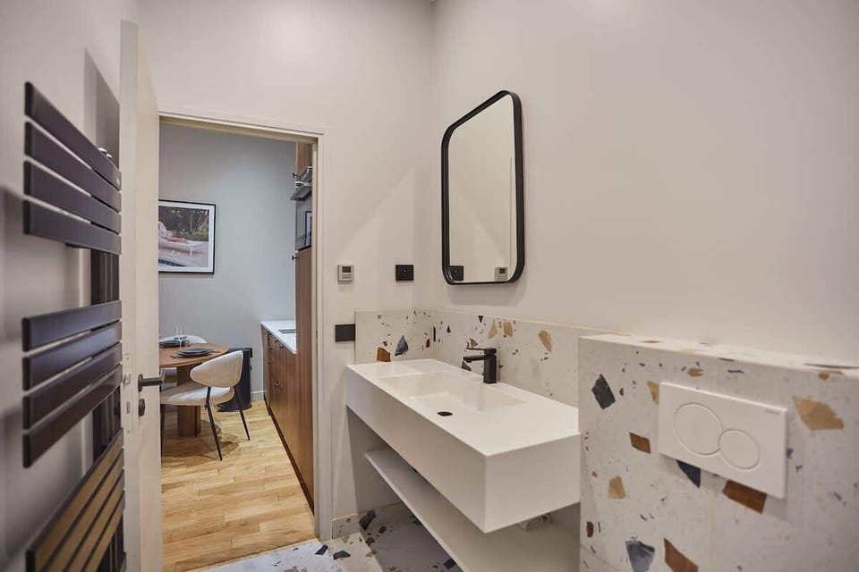 salle de bain avec toilette 