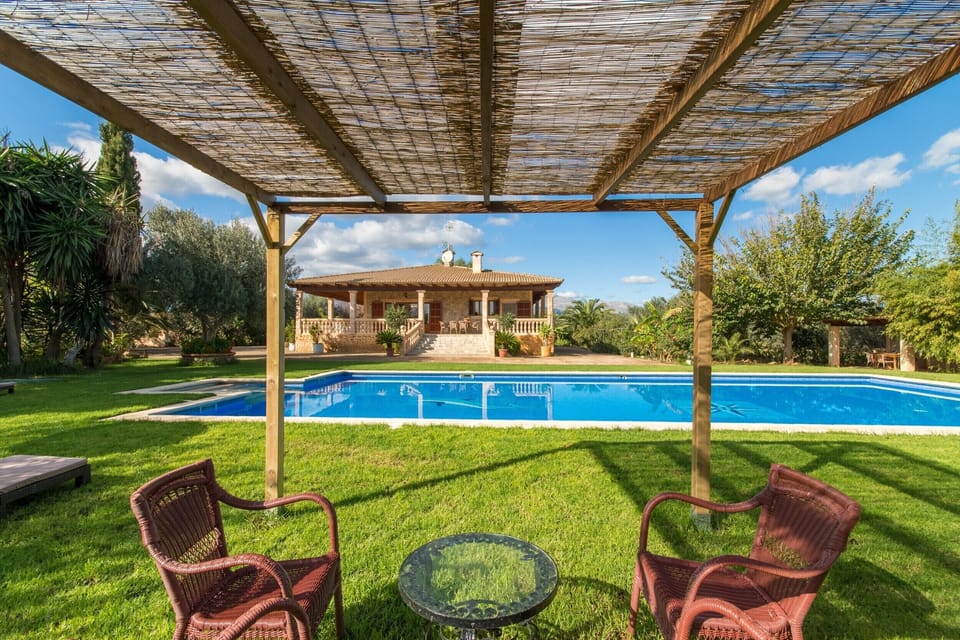 Large garden with XXL pool
