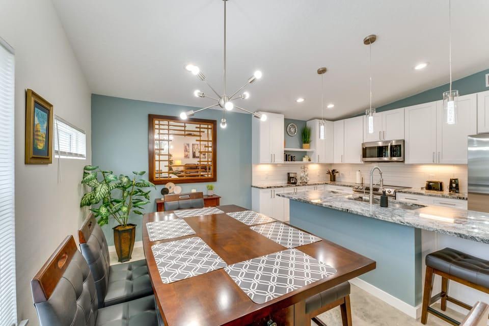 Dining Area | Dishware & Flatware Provided | Central A/C & Heating