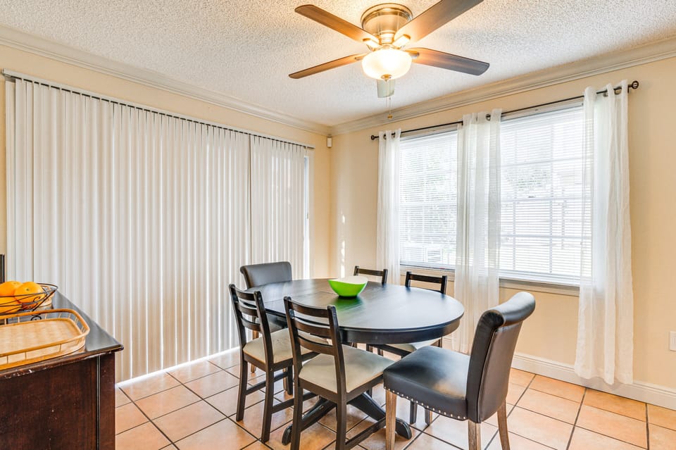 Dining Area | Dishware/Flatware Provided | 1st Floor