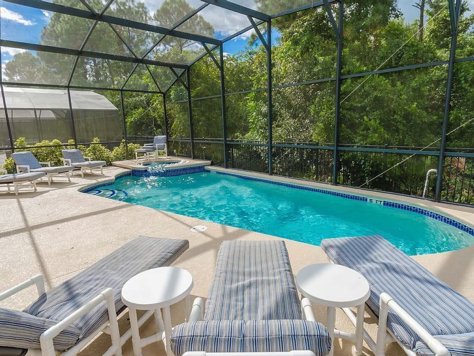 Beautiful 6 bed 4.5 bath villa located in Emerald Island Resort