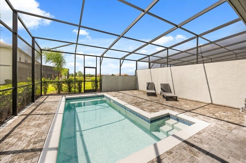 Beautiful 5 bed 4.5 bath townhome located in Solterra Resort