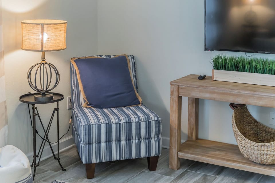 Relaxation station: Our living room welcomes you with open arms!