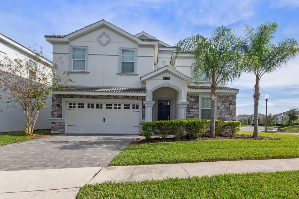 Beautiful 8 bed 5 bath villa located in Champions Gate Resort