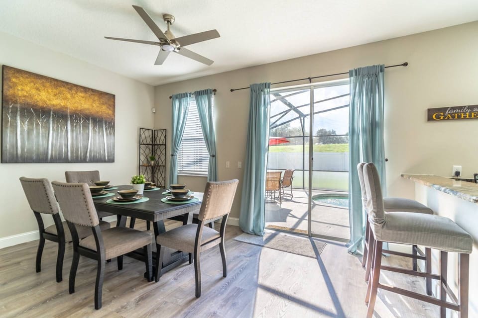 Sunlit Dining Area w/Seating for Six (6) Guests
