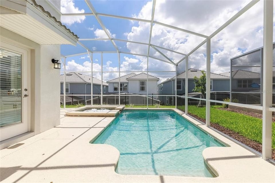 Beautiful 5 bed 5 bath villa located in Champions Gate Resort