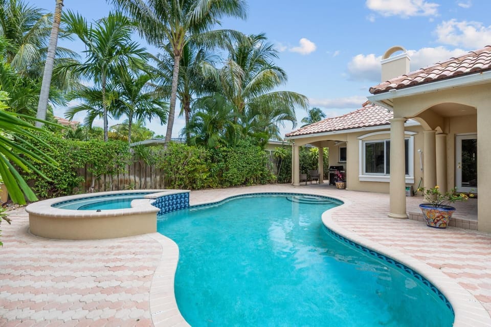 LARGE POOL!