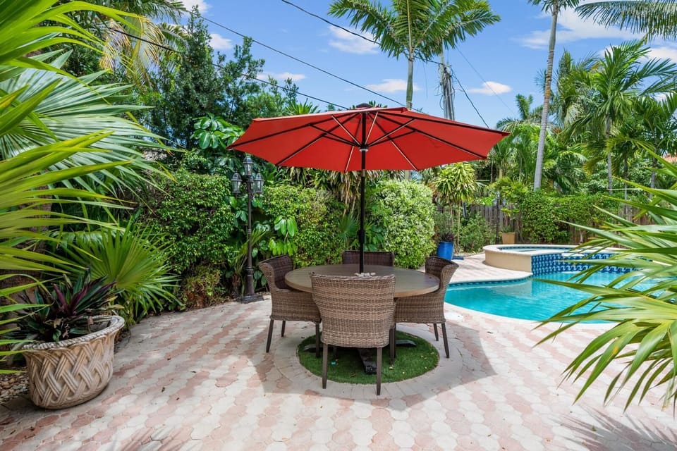 OUTDOOR EATING AREA