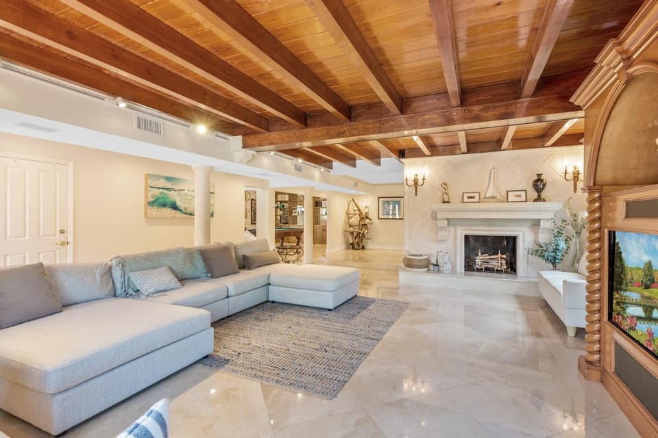 SPACIOUS LIVING ROOM WITH SECTIONAL, LARGE SCREEN TV AND WOOD BURNING FIREPLACE!