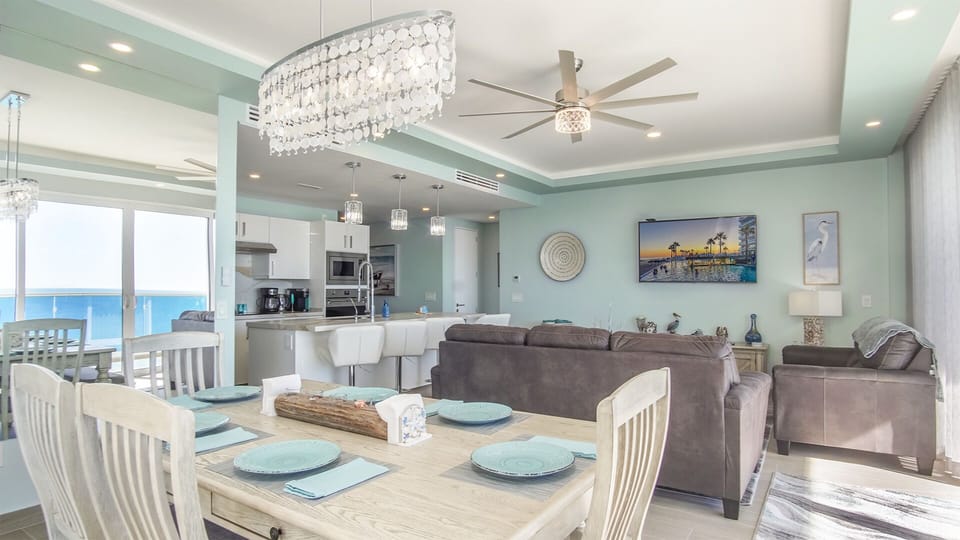 Nice open floor plan with amazing views.