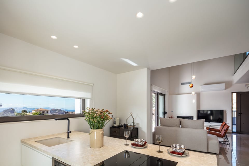 Fully equipped kitchen with a bar counter with 4 chairs