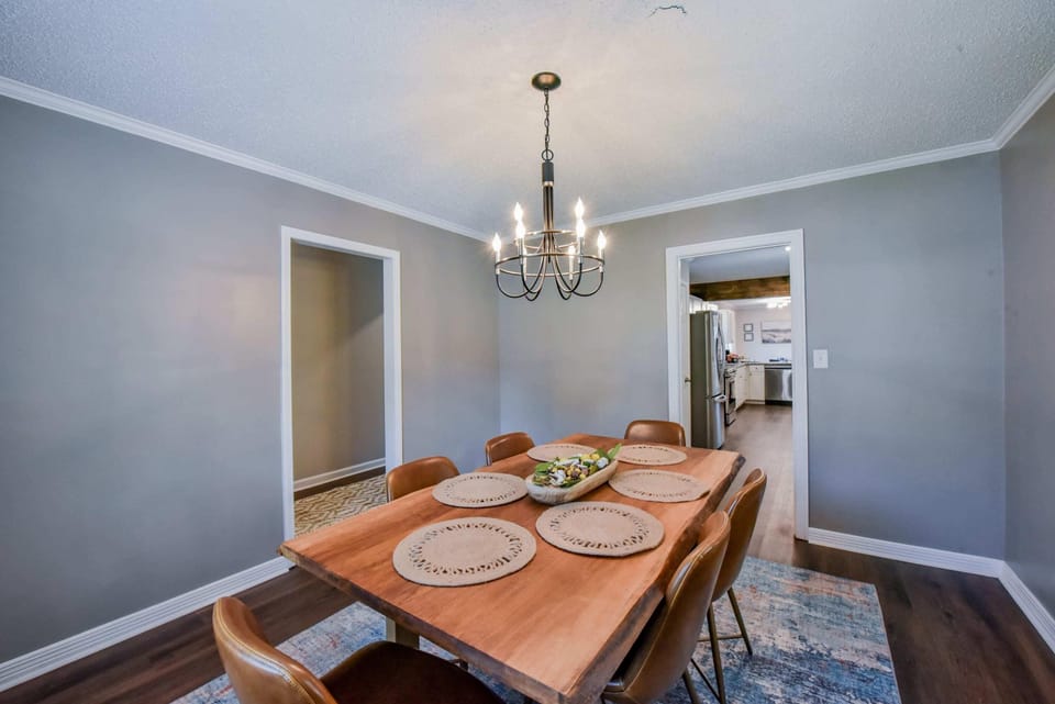 Enough room to seat 6 comfortably