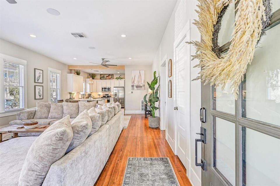 Bright Coastal Living Room with Comfortable Seating