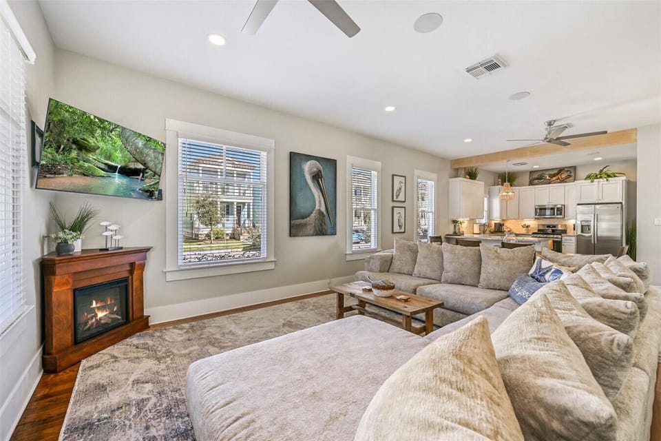 Open-Concept Living Area Perfect for Families & Groups